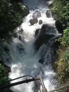小丰有妙招，冬季汽车电瓶亏电，12伏充电宝秒启动，无烦恼游戏画面